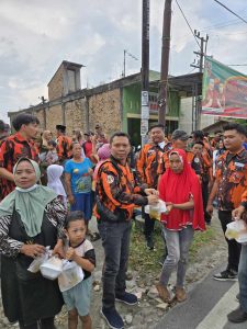 Bagi Takjil Warga Doakan Ketua PAC PP Medan Tuntungan Sehat Selalu